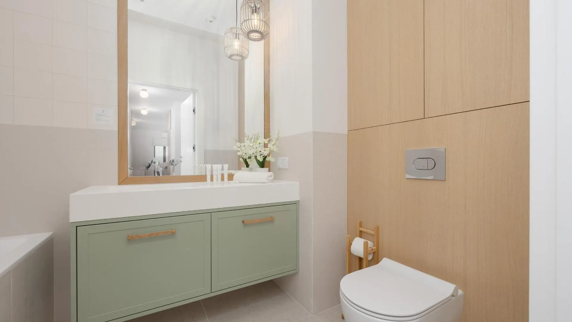Lux Pastel Oasis Family Apartment With Parking & Gym By Renters Prestige Warsaw